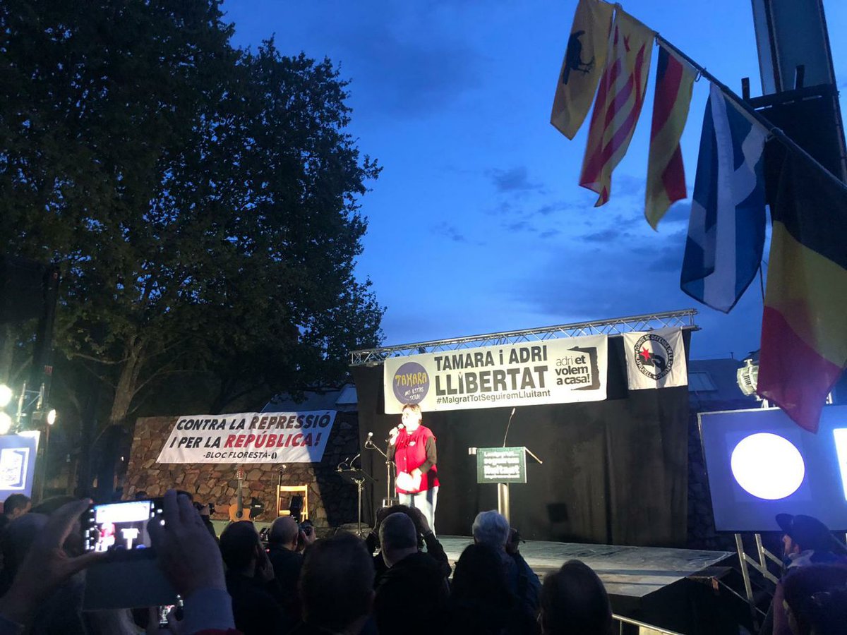 LaForja_Jovent's tweet photo. 📌 #Viladecans omple els seus carrers de solidaritat contra la repressió de l'Estat un any després del confinament de la Tamara i l'exili de l'Adri.

Davant les ràtzies repressives el jovent seguirem alçats! #MalgratTotSeguimLluitant https://t.co/GB7S8Z3ep3