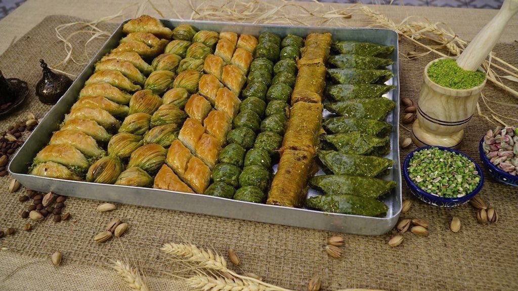 🍯 EN TATLI ÇEKİLİŞ

🎁 17 Nisan’a kadar bu tweeti RT yapıp hesabımızı takip eden 3 kişiye, dünyanın dört bir yanına gönderdiğimiz karışık baklava paketimizden birer kg hediye edeceğiz.

🌐 Online sipariş için: baklavacimehmetyildirim.com