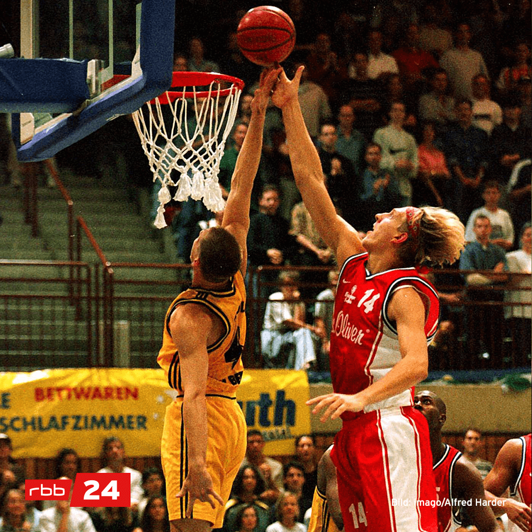 rbb24's tweet photo. Links versucht Henrik #Roedl für @albaberlin zu punkten.Der Typ im roten Trikot hindert ihn dran. Er wurde zu einem der besten Basketballer aller Zeiten - und hat nun nach 21 #NBA-Jahren seine Karriere beendet.Bundestrainer Rödl über Dirk #Nowitzki: https://t.co/Pv17ngb5jE #all41 https://t.co/hrAFvdaOXr