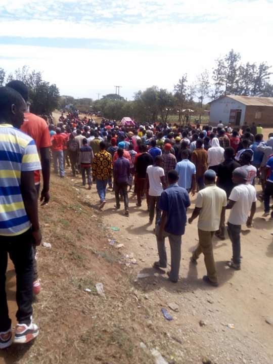 AndrewLemey's tweet photo. Haya siyo maandamano ya kudai chochote kwa mtu yeyote ila ni maandamano ya huzuni kukiwa kumebebwa mwili wa marehemu Yohana Saidea  (Babuche)aliyefariki kwa kipigo cha JWTZ walioko Waso Ngorngoro @MwananchiNews @kangilugola #ChukuaHatua https://t.co/eUEMYesqu9