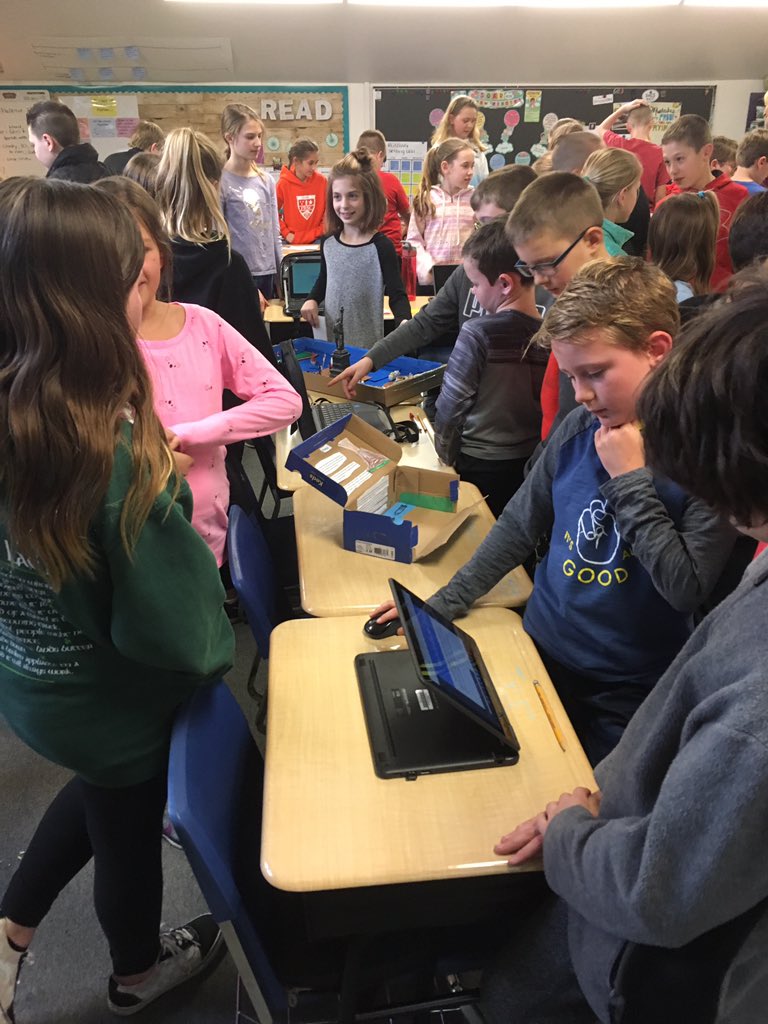 MrsAzark's tweet photo. Room 302 Expert Fair! We had so much fun sharing our hard work with other teachers and 4th graders #unitsofstudy #informationwriting #EngageD64 @RooseveltD64 https://t.co/y1VCrWFG22