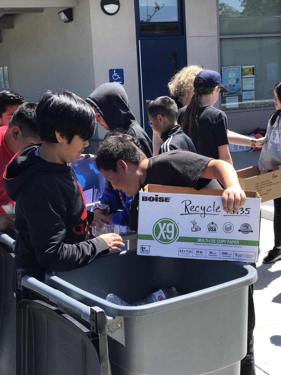 BartonBees's tweet photo. @BartonBees loves our planet π!! #Recycleclub #beekind https://t.co/4Uw3DGtsXN