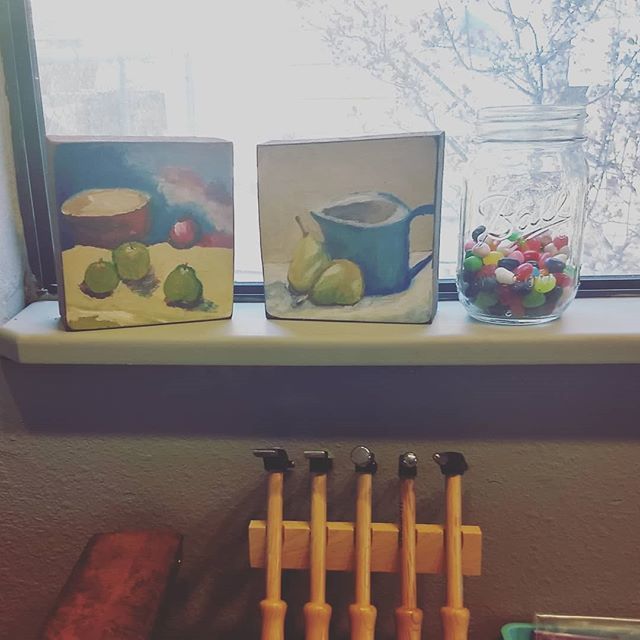 JenCushman's tweet photo. Still lifes and Jelly Bellies. What's on your art studio windowsill?
#jencushmanart #cleanstudio #whatmakesmehappy #inthestudiotoday #workingartist #artistlife #studiovignette #ballmasonjars #wubbers https://t.co/UYgp1wPnhU