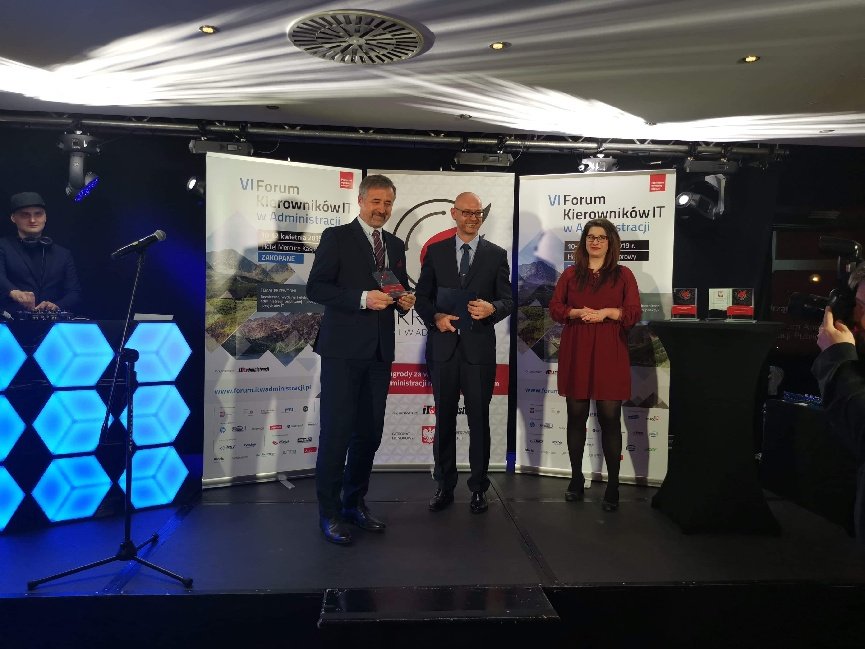 GUGiKgovpl's tweet photo. GGK @WaldekIzdebski odebrał nagrodę Skrzydła IT w Administracji przyznaną GUGiK w kategorii E-administracja za projekt CAPAP – Centrum Analiz Przestrzennych Administracji Publicznej. Gala wręczenia nagród odbywa się podczas VI forum Kierowników IT w Administracji w Zakopanem. https://t.co/d7WG9s8b8V