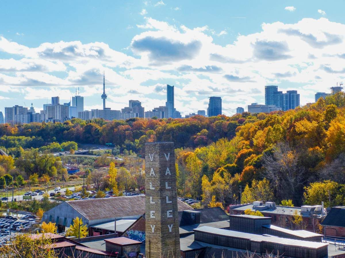 Play_Gr0und's tweet photo. Evergreen Brickworks is one of #Toronto’s most scenic destinations. This Saturday, their #Barkworks events is an opportunity for dog lovers to come together with furry friends for a day of #Easter egg hunting, entertainment, pet-friendly activities and more. #PlaygroundCondos https://t.co/aBIkjqNibN