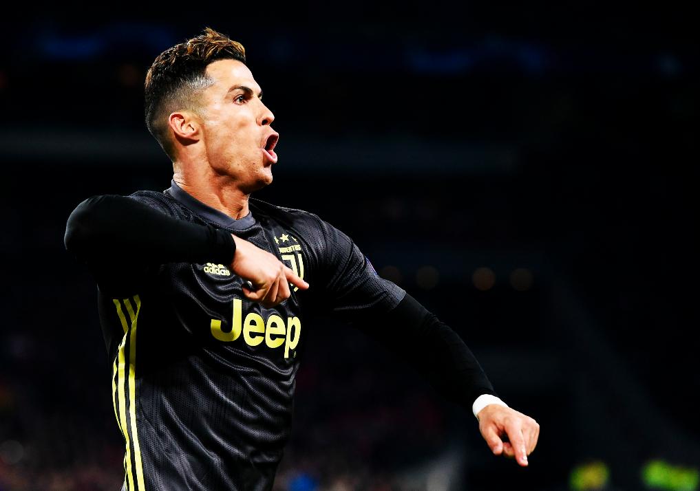 Cristiano Ronaldo en UEFA Champions League:

✓ 125 goles.
✓ 40 asistencias.
✓ 161 partidos.
✓ 5 títulos.
✓ 7 veces campeón de goleo. 

Es el futbolista más determinante en TODA la historia de la competencia. 

MR. CHAMPIONS.