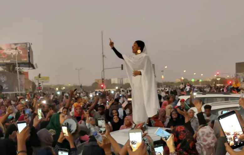 LFAndFriends's tweet photo. As a photo of Alaa Saleh or "#Kandaka" leading chants in Sudan's nationwide protests goes viral, we ask: are women better at waging peace? Joining us are @ginireticker and @juliabacha of @PBS 'Women, War &amp; Peace' 

Watch: https://t.co/n0XlWQCq26 https://t.co/IEIy5QhgfD
