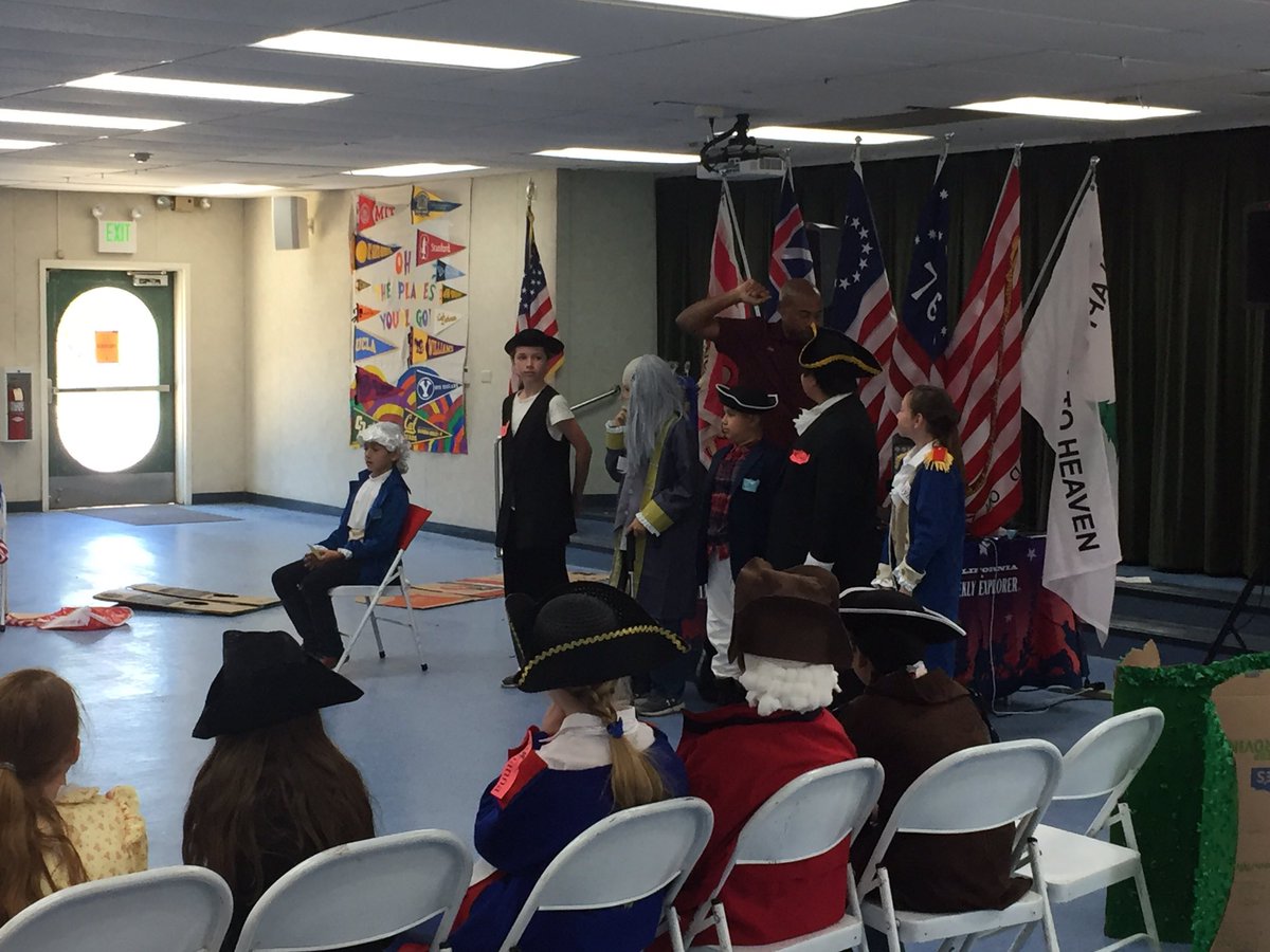 HollowHillsEL1's tweet photo. Our HollowHillsEL1 B8 5th graders are participating in the Walk through the Revolution. What a great way to learn about history. #svtchat https://t.co/R0JaYmQppH