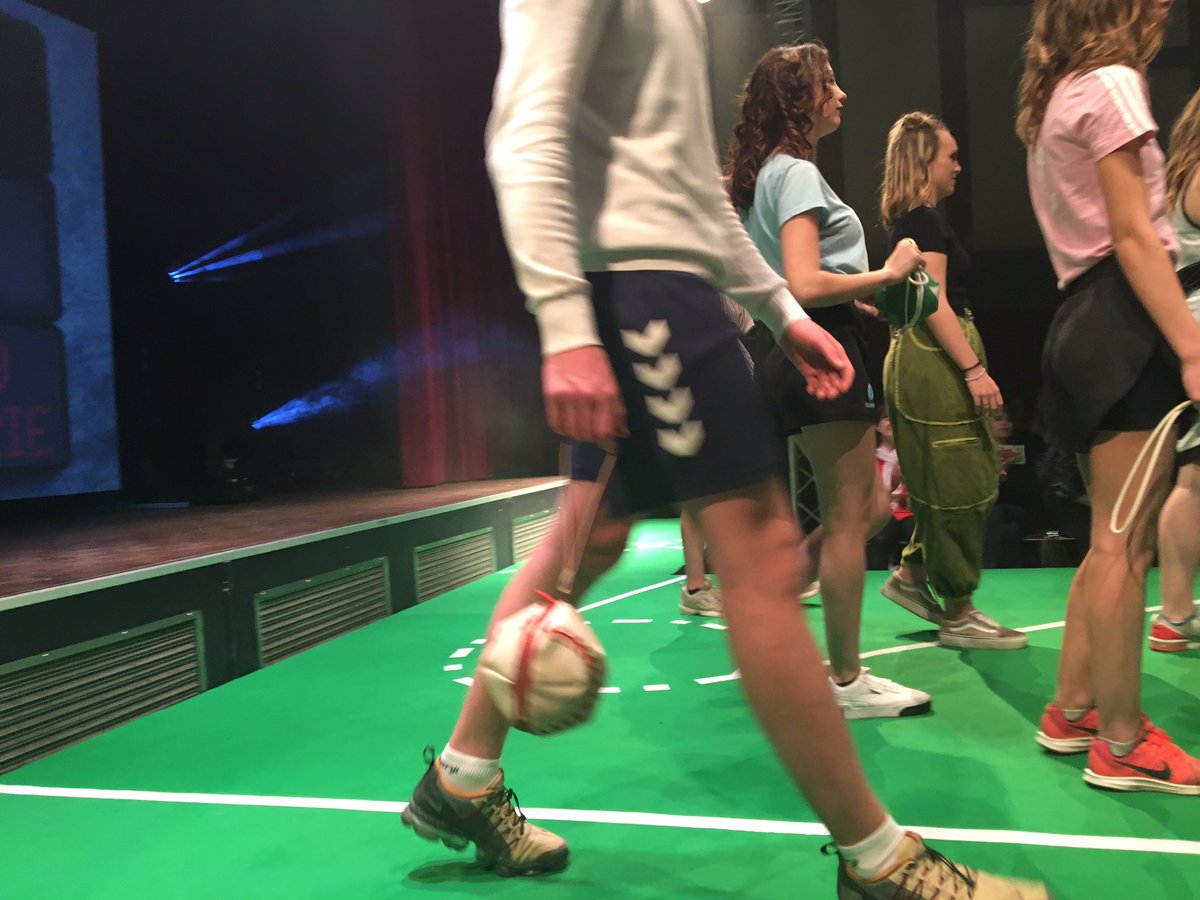 AntoineCuisset's tweet photo. Les élèves de CAP #maroquinerie du @LyceeMontbard présentent leurs créations sur le thème du sport au défilé du lycée #lecastel @dijon Travail magnifique @21Dsden @AcademieDijon https://t.co/W7un1k6iSj