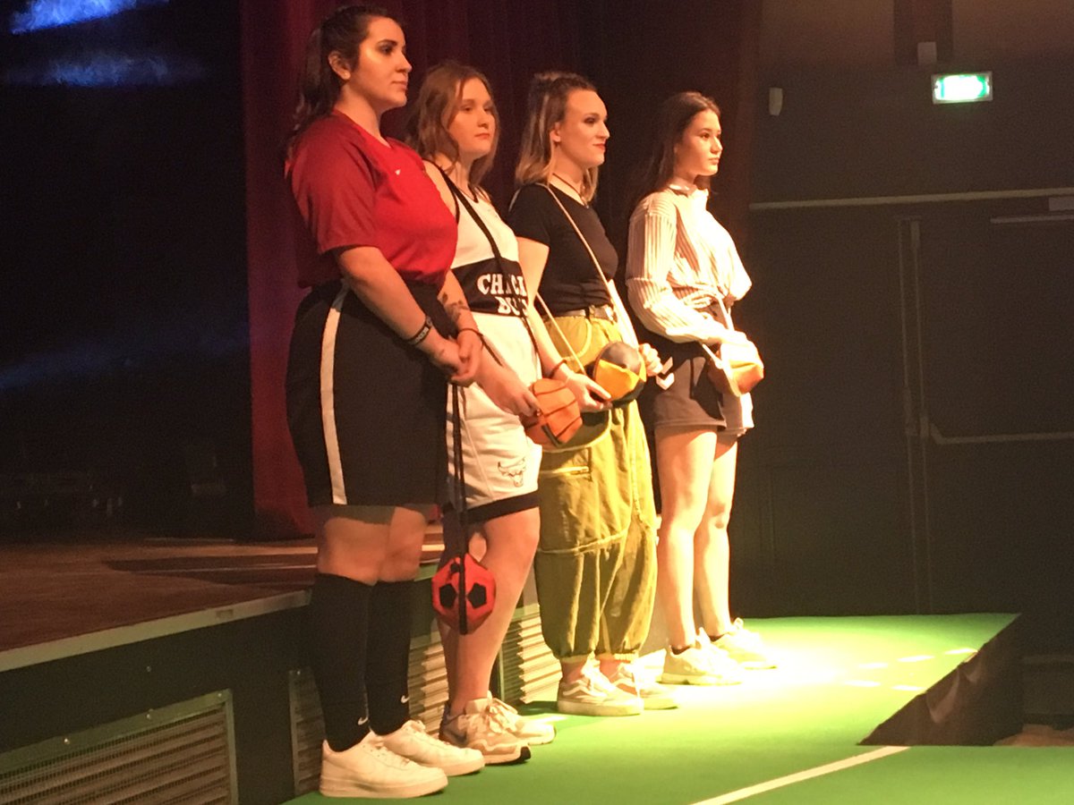 AntoineCuisset's tweet photo. Les élèves de CAP #maroquinerie du @LyceeMontbard présentent leurs créations sur le thème du sport au défilé du lycée #lecastel @dijon Travail magnifique @21Dsden @AcademieDijon https://t.co/W7un1k6iSj