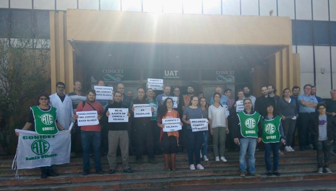 afectadosconi's tweet photo. En el #DiaDelInvestigadorCientifico, jornada de lucha en todo el país. Por lxs más de 2.000 investigadorxs expulsadxs y contra el ajuste en Ciencia y Tecnología.

#CientificxExpulsadx
#ConMacriNoHayCiencia
#NoAlAjusteEnCyT https://t.co/RhhjprxSPD
