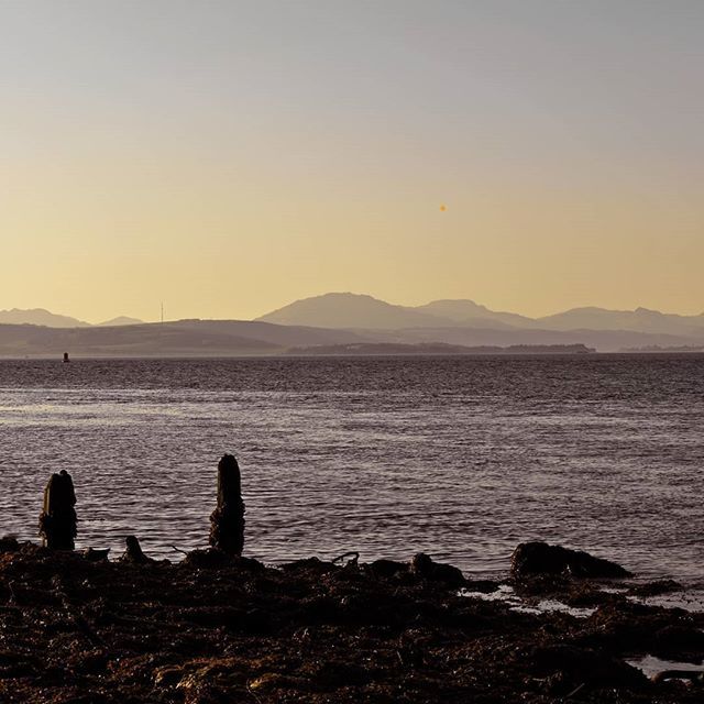 StuartHWilson's tweet photo. Passing through #portglasgow, on my way to #greenock, and I had to stop the car and get the camera out. Absolutely gorgeous #red and #orange hues in the #sky during the #sunset this evening, looking towards #ardmore. Clear weather always makes the drive home better. 
#evenin… https://t.co/6aGTeOxTNf