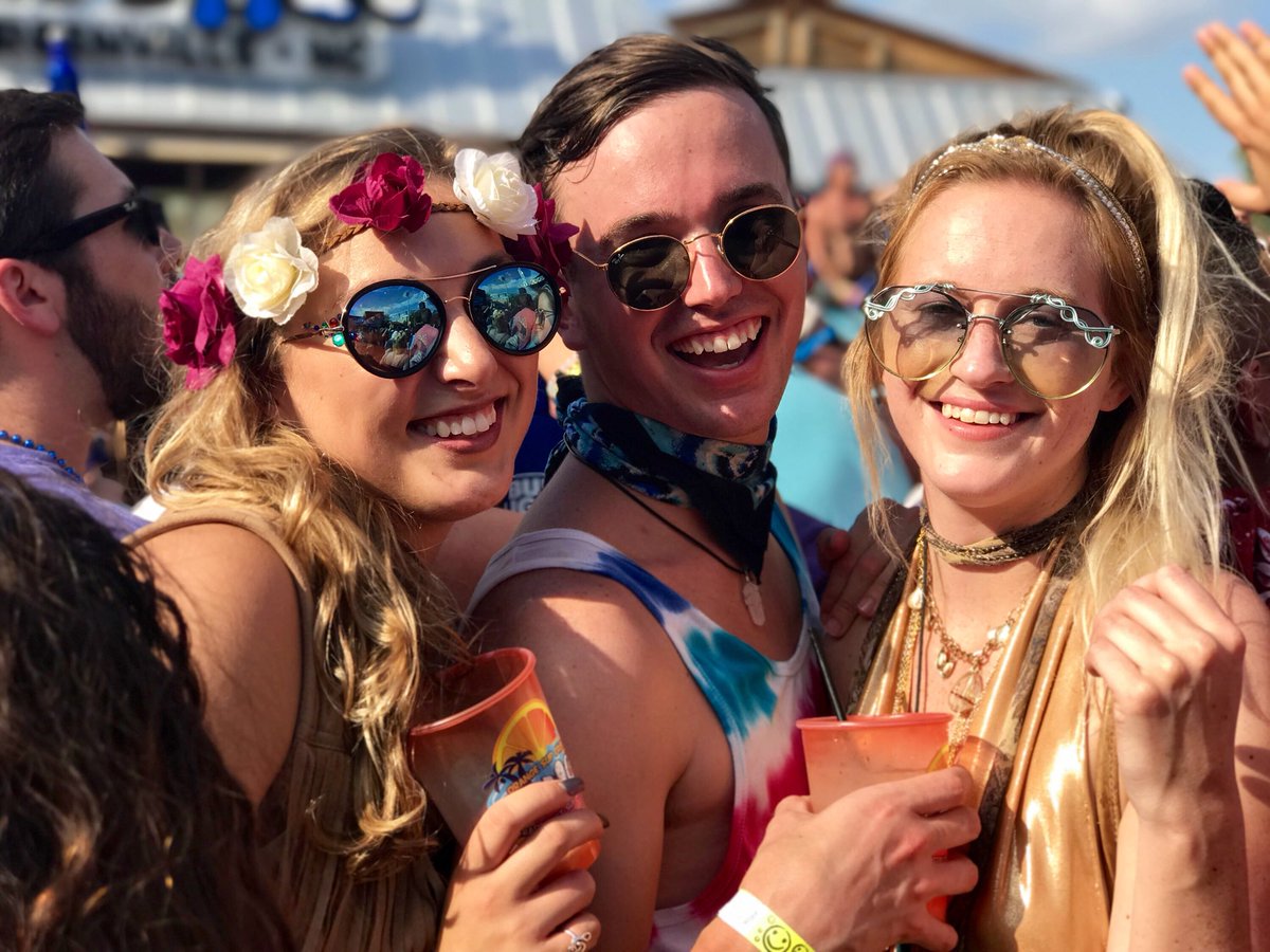 lannnner's tweet photo. #BarstoolBestBar #BarStoolSups @SupDogsECU https://t.co/vJRWV4LMG7