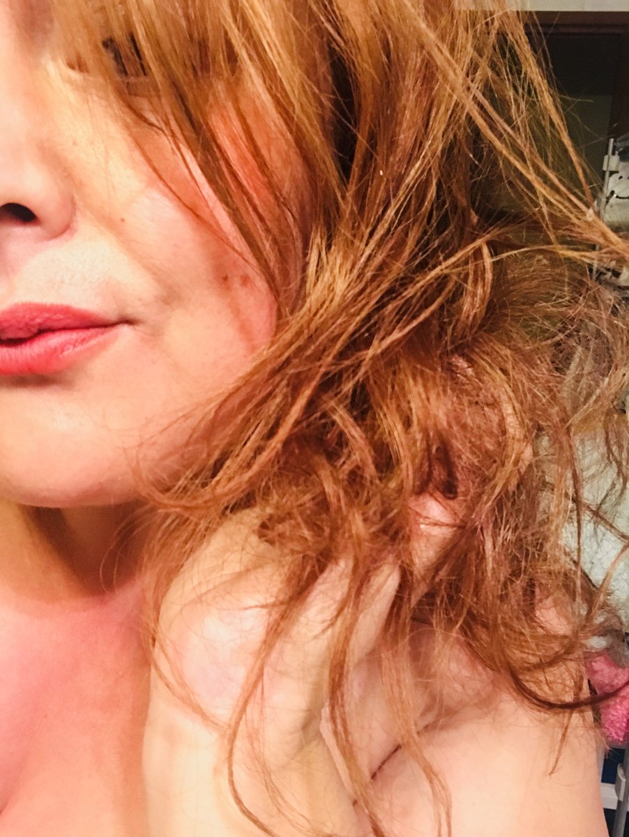 mireiacomunica's tweet photo. Treballo tant que ja ni lligo, ni follo ni ré de ré
.... ara, feliç amb el canvi de feina/sector ..... Fins hi tot ... el meu cabell ha millorat notablement.
#mimi
#feliç
#graciesvida https://t.co/4dCPHHj1SF