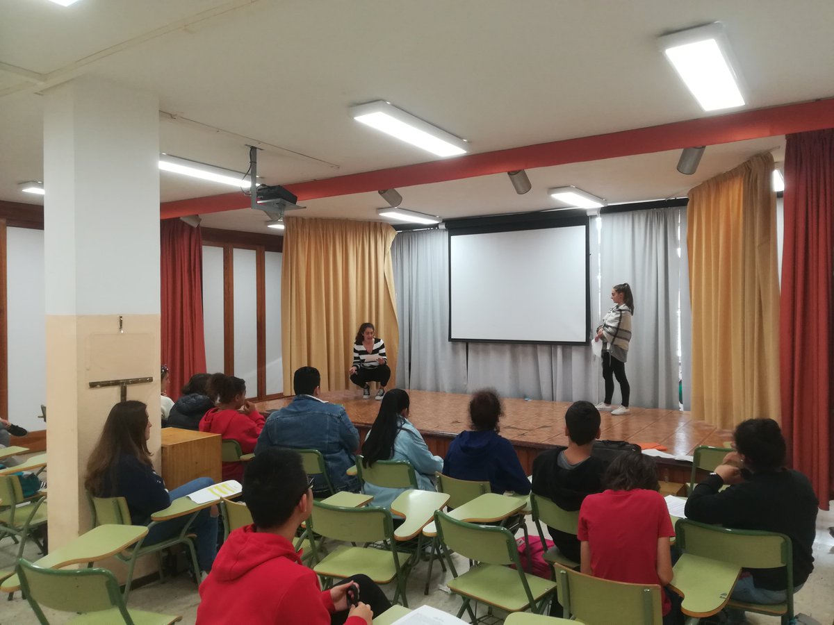 EleComoPuente's tweet photo. Teatro y #Feminismo, en streaming en "El Español como Puente"
Estudiantes del @iessanbenito ensayan para representar por #Skype, junto a alumnado noruego de la Åssiden videregående skole, la obra "Casa de muñecas", de H. Ibsen. 
Teatro para derribar muros. https://t.co/ZNCEQWVM13