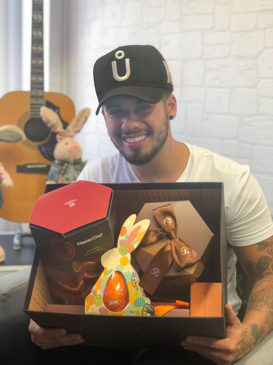 zefelipecantor's tweet photo. Tem promoção dessa caixa cheia de chocolate 🍫 lá no meu Facebook... Corram lá pra participar 🐰❤️!
https://t.co/X3txi7xzva https://t.co/X9akUPkbTD
