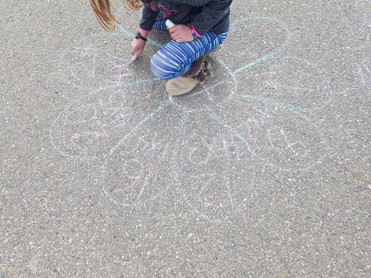 Soaringingrade3's tweet photo. Today we practiced our multiplication facts outside with chalk! Students created hopscotches and flowers for multiplication facts up to 5 × 5! #hawkwood3s #CBEmath #multiplication https://t.co/AwsFK4LBmj