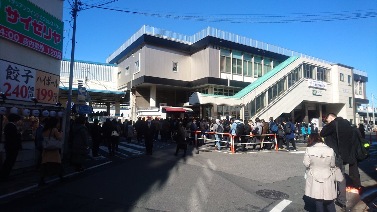 神田駅の人身事故の影響で蕨駅が大混雑している画像