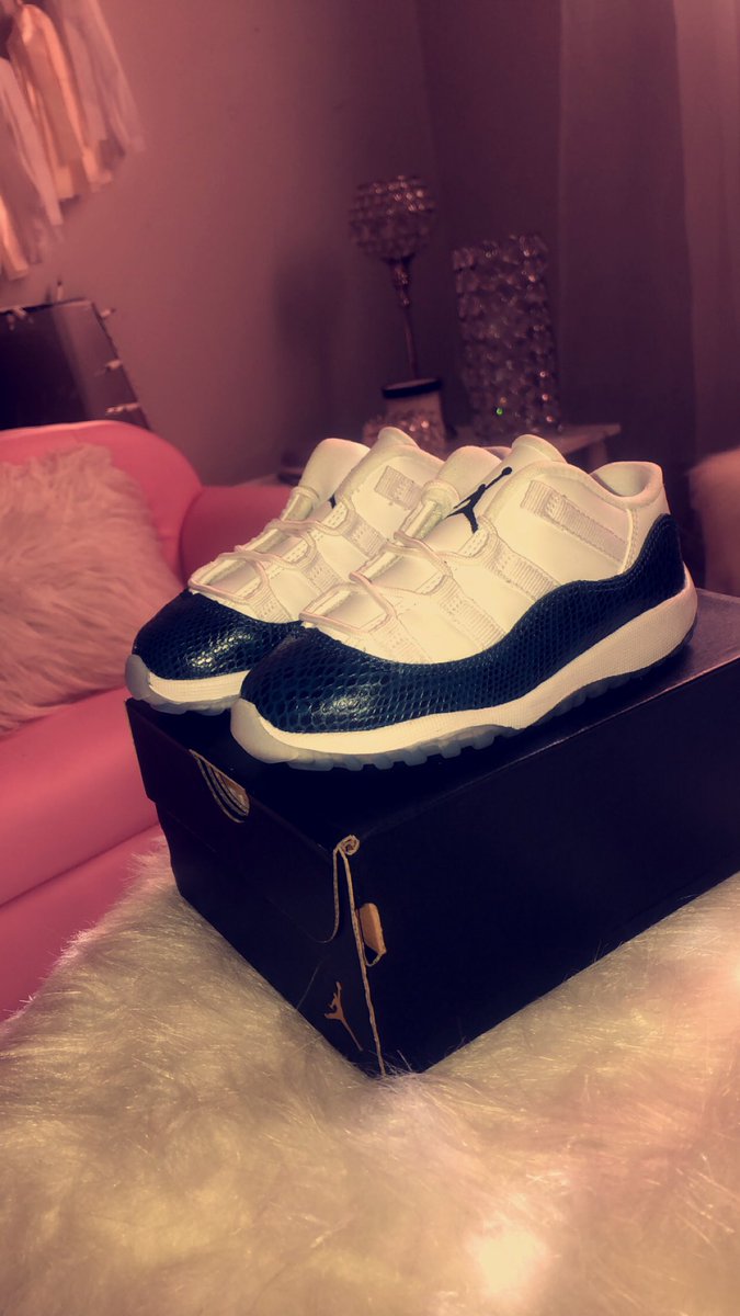 sxylvnr's tweet photo. Got my baby her 11s before the release ✨🤤💙🤘 #thankstomy🔌 https://t.co/gotLHe98mJ