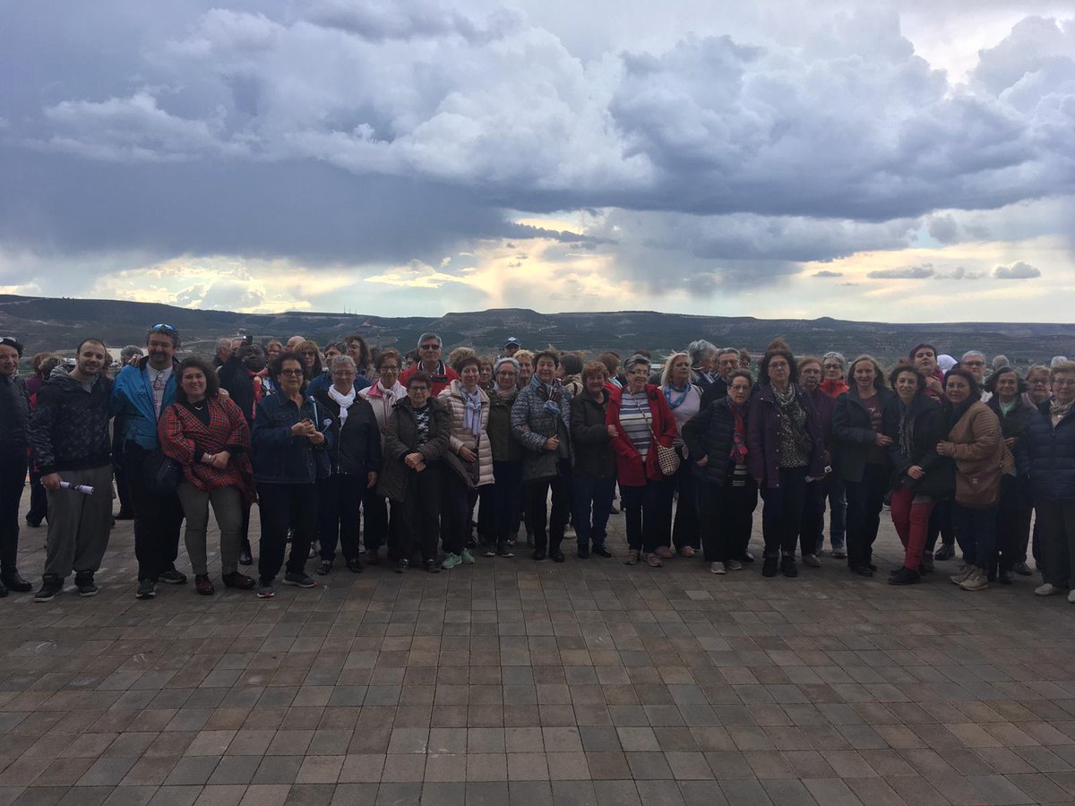 AdultosMonzon's tweet photo. Excursión a Villa Fortunatus en Fraga y al castillo de esta localidad. Luego merienda.
Pero lo mejor es la respuesta de nuestro alumnado. ¡120 personas! Procedentes de toda la comarca.
Hacemos comunidad.
#educacionadultosmonzon
#cpepecinamedio
#Fraga
#villafortunatus
#EpaAragon https://t.co/m2ZrHDVUlm