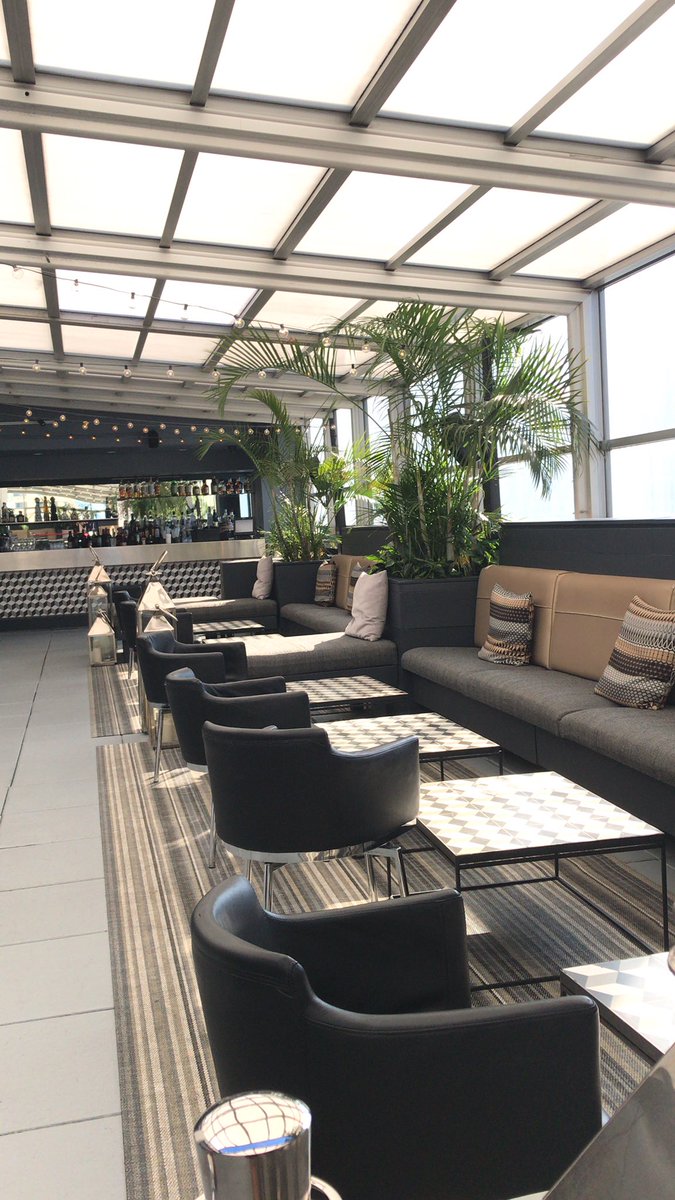 MichelleNTon's tweet photo. And how about this rooftop bar! #WITW pre drinks https://t.co/JEer1Ee9Il