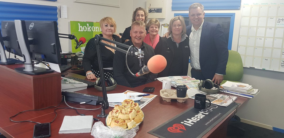 Chandy229's tweet photo. @LeePiper2 @nickjjeffrey with the LockerRoomLadies @flamboyantkim https://t.co/BZxhvaWb8H