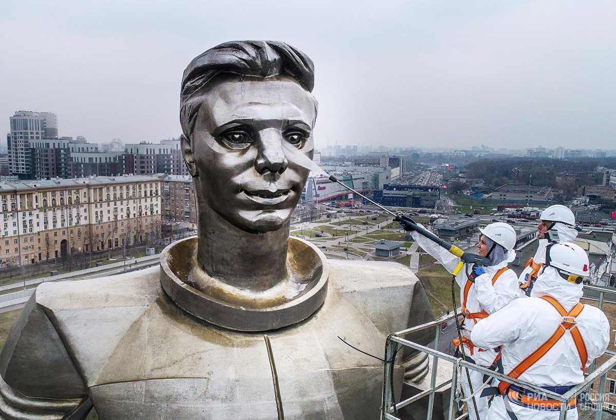 Сколько памятников гагарину. Памятник Гагарину в Москве на Ленинском проспекте. Памятник Юрию Гагарину на Ленинском проспекте. Памятник космонавту в Москве на Ленинском проспекте.