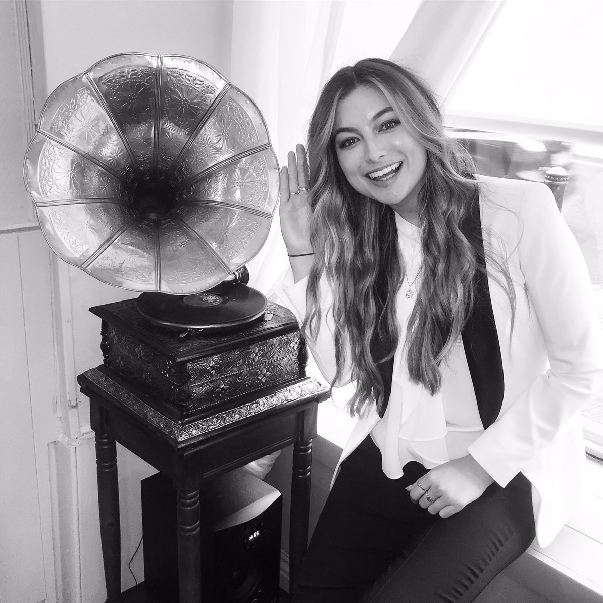 Meghann_Scully's tweet photo. 🚨 I am delighted to announce that I am going back on the airwaves... I’m joining the @classichitsradio team and I’ll presenting my own show every Sunday night 🎙... 

I’m so excited to be back on air doing something I love as gaeilge ☘️ https://t.co/xyIMmt2hSE