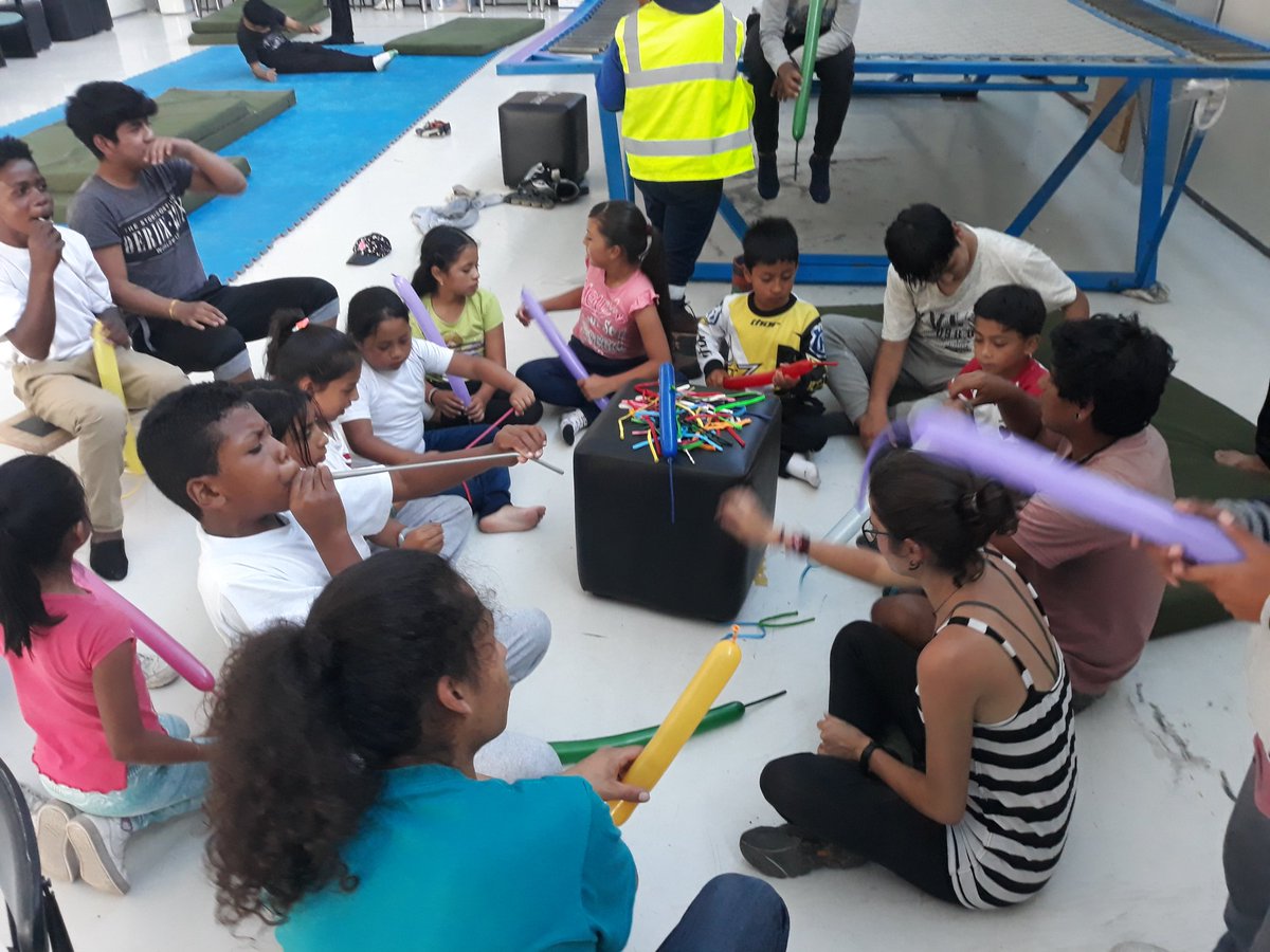SiembraEP's tweet photo. Jota Jota Vargas y Raquel Tello del grupo cultural #IntinyaBatu de  #Perú enseñan globoflexia a los niños del #CircoSocialYachay diversión, magia y habilidades en #CiudadDelConocimiento #CentroCulturalLaVoladora gracias por su visita https://t.co/d6K4D3Srfz