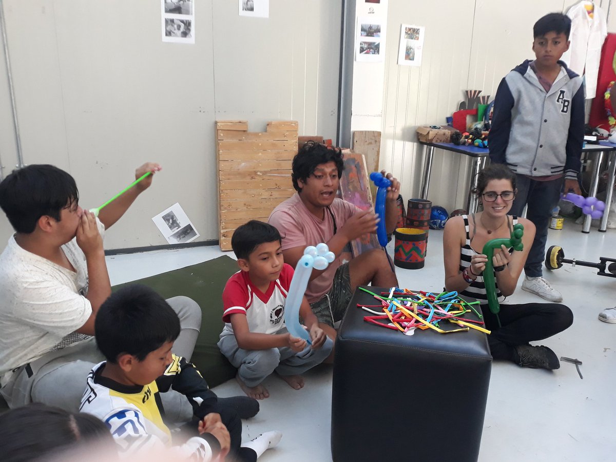 SiembraEP's tweet photo. Jota Jota Vargas y Raquel Tello del grupo cultural #IntinyaBatu de  #Perú enseñan globoflexia a los niños del #CircoSocialYachay diversión, magia y habilidades en #CiudadDelConocimiento #CentroCulturalLaVoladora gracias por su visita https://t.co/d6K4D3Srfz