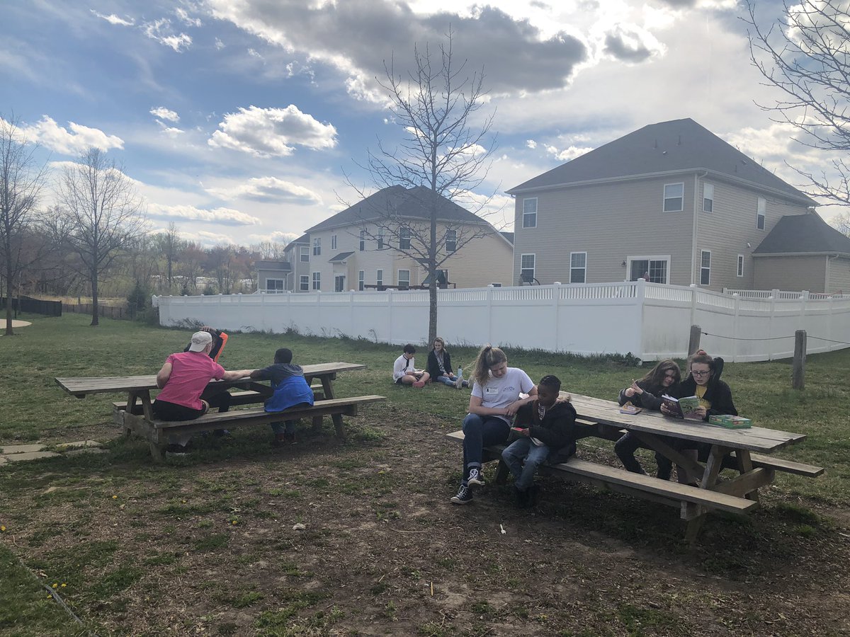 gdileggeBCPS's tweet photo. VFES students buddy reading with their HS mentors and practicing their game skills! #HAWKSMentoringProgram @VincentFarmBCPS @ETHSTAM https://t.co/FFp6B0Ggis