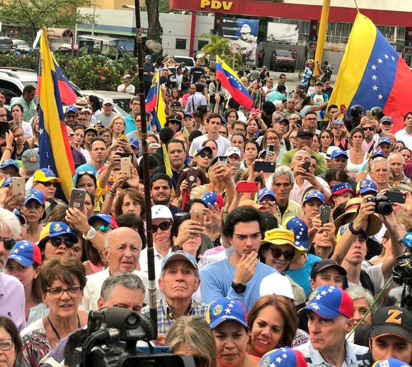 jguaido's tweet photo. Nadie doblegará el espíritu indomable de #Caurimare y toda Venezuela. Los únicos que hoy tienen miedo están en Miraflores.

Hemos dado los pasos correctos hacia nuestra libertad. Ahora les pido que me acompañen en esta ruta por lograr el cambio definitivo. #ProtestaPorVenezuela https://t.co/FwkrTp4NaT