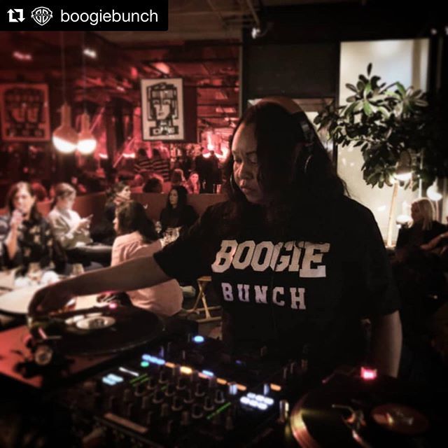 1Moniquea's tweet photo. West coast love from the super tight #BoogieBunch; and always right back at them! ✌🏽➕❤️
•
#Repost @boogiebunch
・・・
#WestCoastWednesday Shout out to Modern Funk sensation and all around talent @MONIQUEA1 for rockin with #TheBunch for a good minute now!! 🙌🏽👊🏽 If you haven'… https://t.co/FC2vjOoWFf