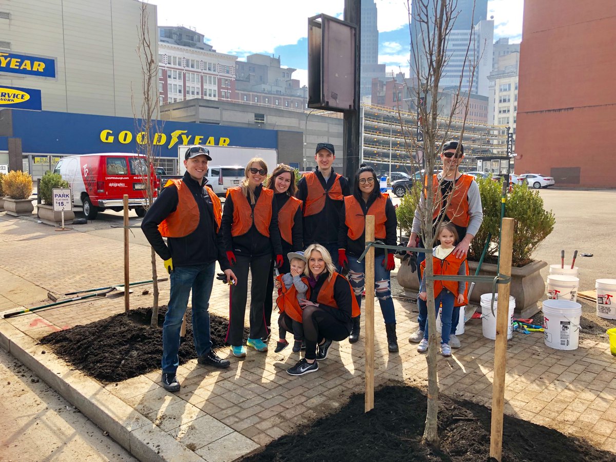 GatesmanAgency's tweet photo. We may spend most of our days at our desks, but we’re not afraid to get our hands dirty for a good cause. Shout out to these members of #TeamGatesman who took to the streets of Downtown Pittsburgh to plant trees and give back to our community. #treevitalize https://t.co/VXHn1e61ok