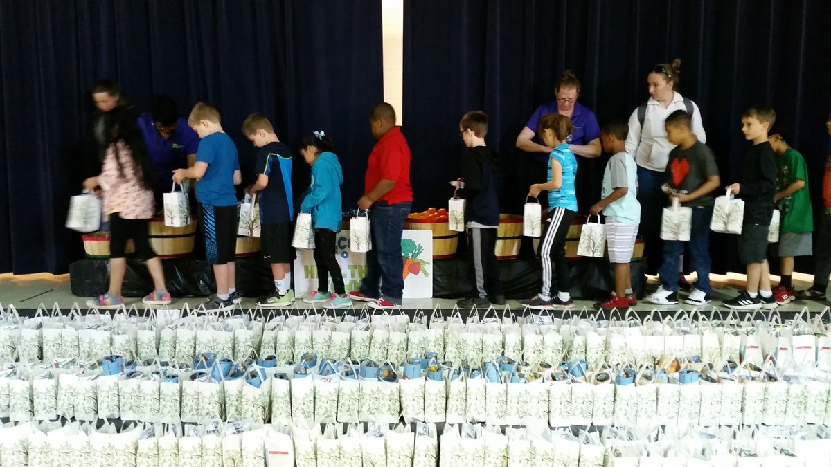 FCSNMeals's tweet photo. 2nd Grade Nutrition Fair @RoyalElementary!
Huge Shout Out to our Presenters-
#NCAGRICULTURE, #NCFARMBUREAU,
@FCSchoolsNC -School Nurses, #NashProduce, FC Parks & Recreation, and Cooperative Extension.The students enjoyed Learning and "Shopping"
#thedairyalliance #GeneralMillsCF https://t.co/90gNNMUPvL