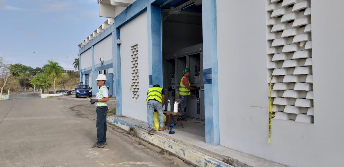 IDAANinforma's tweet photo. Falla en la subestación eléctrica mantiene a la planta potabilizadora Federico Guardia Conte fuera de operaciones. Personal evalúa la situación para proceder a corregir la falla y estabilizar la red de distribución de agua potable. @311Panama https://t.co/Ga4mK8vFiq