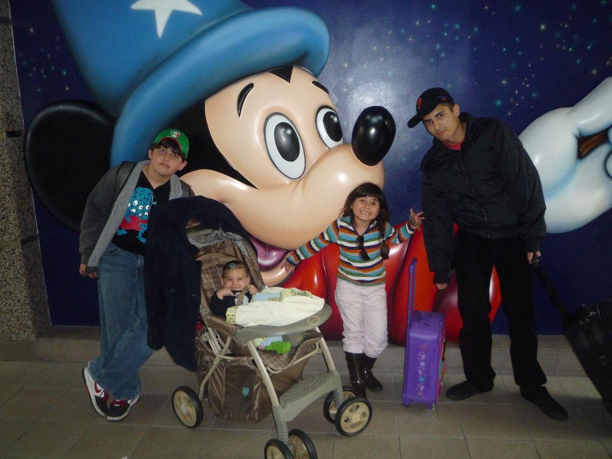 cesarorozco2011's tweet photo. Happy #NationalSiblingsDay  all of 3  #2brother and #1sister 😍😊👍🙏🏻🗣 #WaybackWednesday https://t.co/XIXPA03Phv