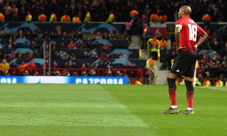 UtdArena's tweet image. Tonight, Ashley Young lost possession a total of 32 times and attempted 11 crosses with 0 meeting their target. No player on the pitch lost possession more or had a worse crossing rate than him.