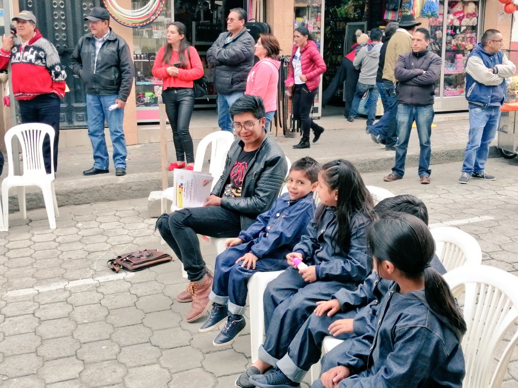 2. Los estudiantes de la Academia Municipal Rudecindo Inga Vélez pintaron el mural con la dirección del artista plástico Pablo Mainato y el profesor Milton Correa de la Fundación Narices Frías.