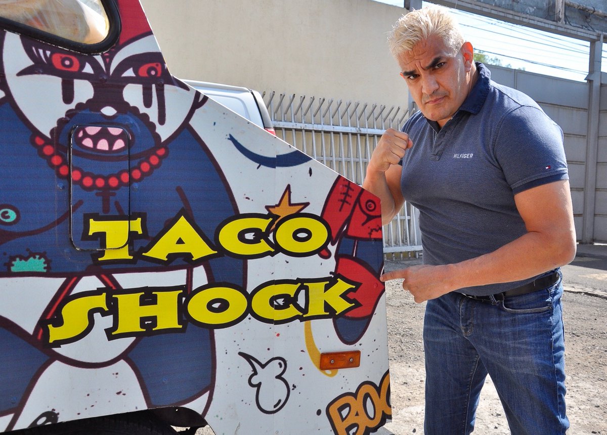 Notimex Twitterissa Enterate El Luchador Shocker Alias El Mil Por Ciento Guapo Vendera Tacos Mientras Se Recupera De Una Lesion Que Sufrio En La Mandibula En Entrevista Para Notimex Presento El Food