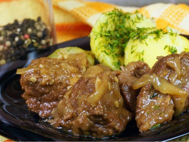 ИДЕАЛЬНЫЙ РЕЦЕПТ ПРИГОТОВЛЕНИЯ МЯСА! НЕ ЗРЯ ЕГО НАЗЫВАЮТ КРЕМЛЕВСКИМ!
Самая вкусная говядина
Приготовление говядины по-кремлевски не требует больших усилий. Всего пару подходов к плите — и у вас на столе аппетитное и мягкое, хоть губами ешь, мясо.