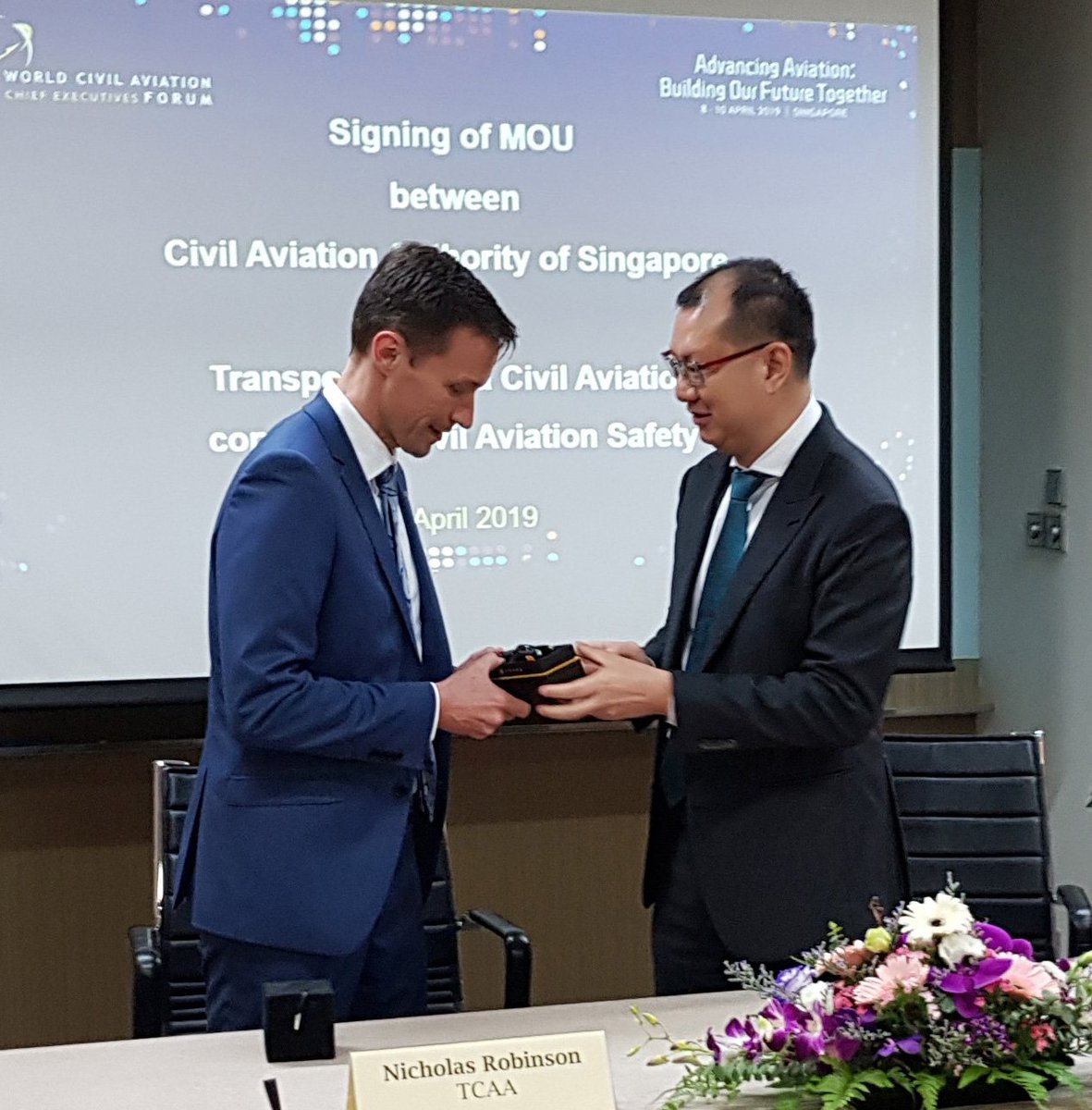 Transports_gc's tweet photo. #EnRappel : Nous avons conclu un protocole dโentente au #WCACEF avec @SingaporeCAAS pour une meilleure collaboration en aviation civile. Nous sommes fiers de travailler avec nos partenaires internationaux pour faire progresser lโaviation partout au monde โ๐ https://t.co/C6YfxsTJsS