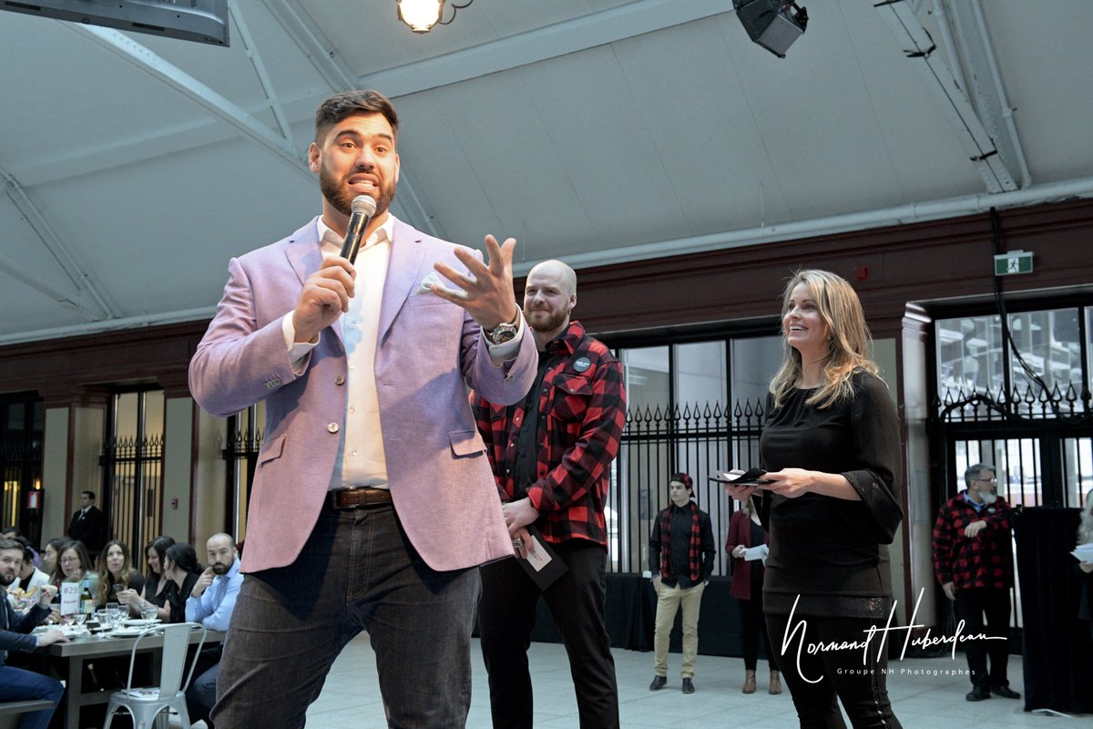 Voici la parade des athlètes 🏀🏈⛸️ (anciens boursiers de la FAEQ) suivi de l'Encan animé par Laurent Duvernay-Tardif 🏈