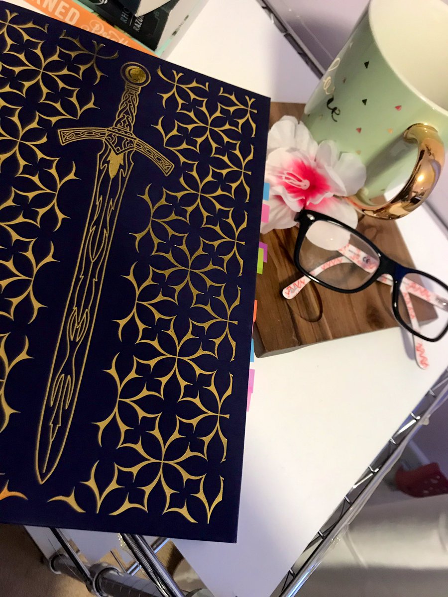 sof_books's tweet image. I just got my special edition #throneofglass book and this if absolutely gorgeous ❤️ what books are you reading ? #acotar #bookworms #booknerd #bookbloggers #bookblog #throneofglass #sarahjmass #heiroffire #BookClub #booklovers