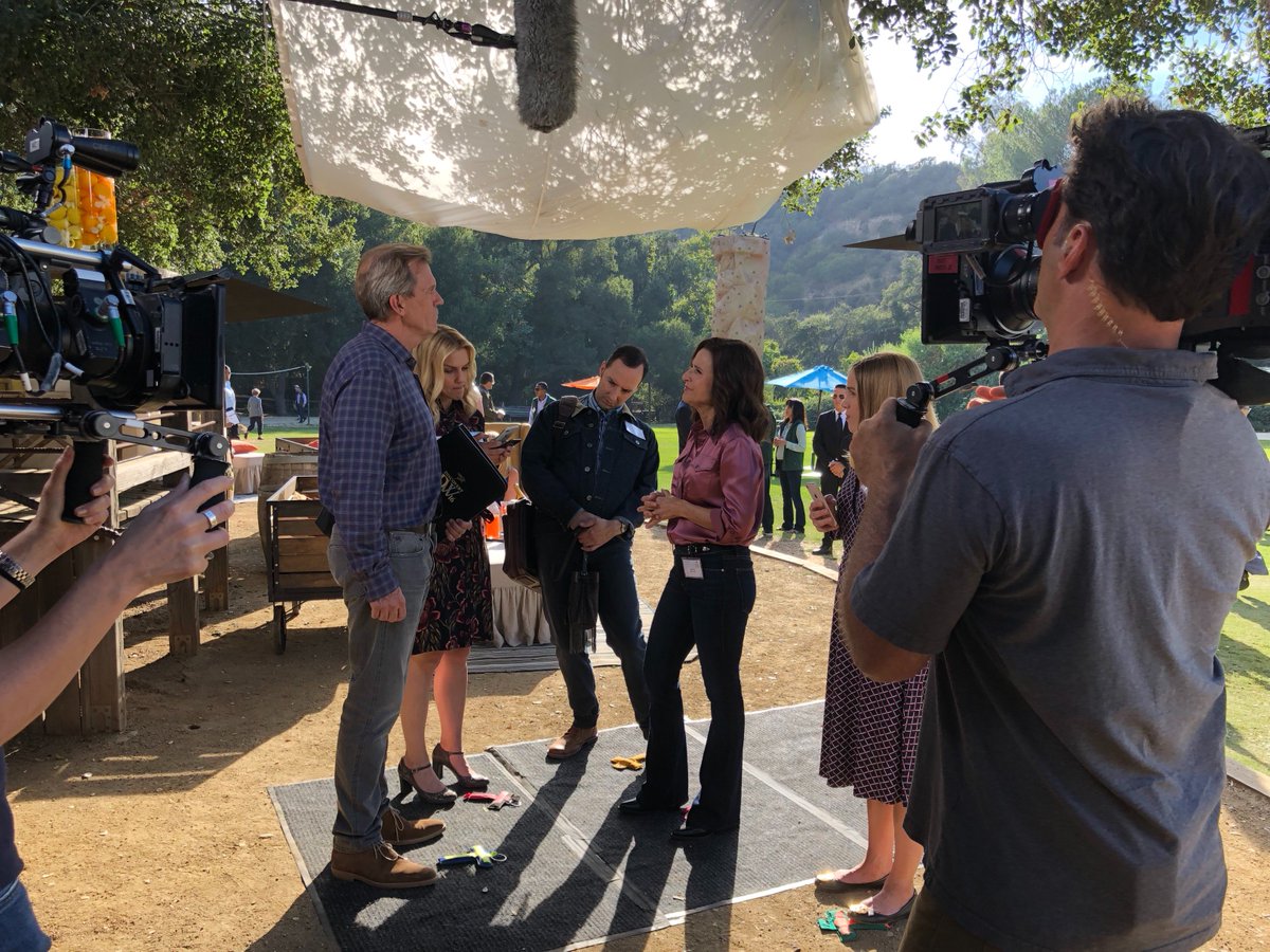 VeepHBO's tweet photo. .@officialjld @mrtonyhale @annachlumsky @hughlaurie @rheaseehorn #veep #setlife https://t.co/QWrQsD73SW