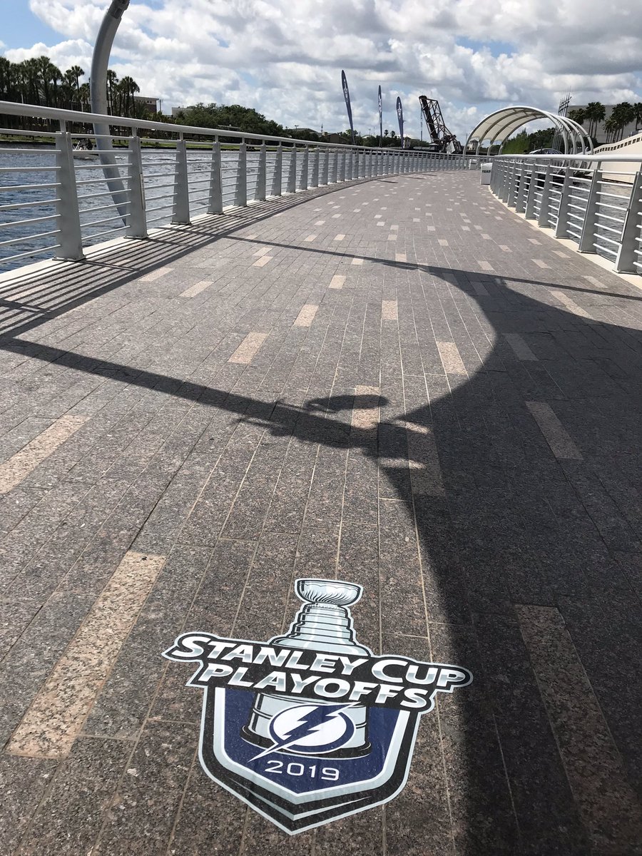 Riverwalken mitt mellan Amalie Arena och kvällens watch party. Tampa är redo för #StanleyCupPlayoffs #NHLse #TBLightning