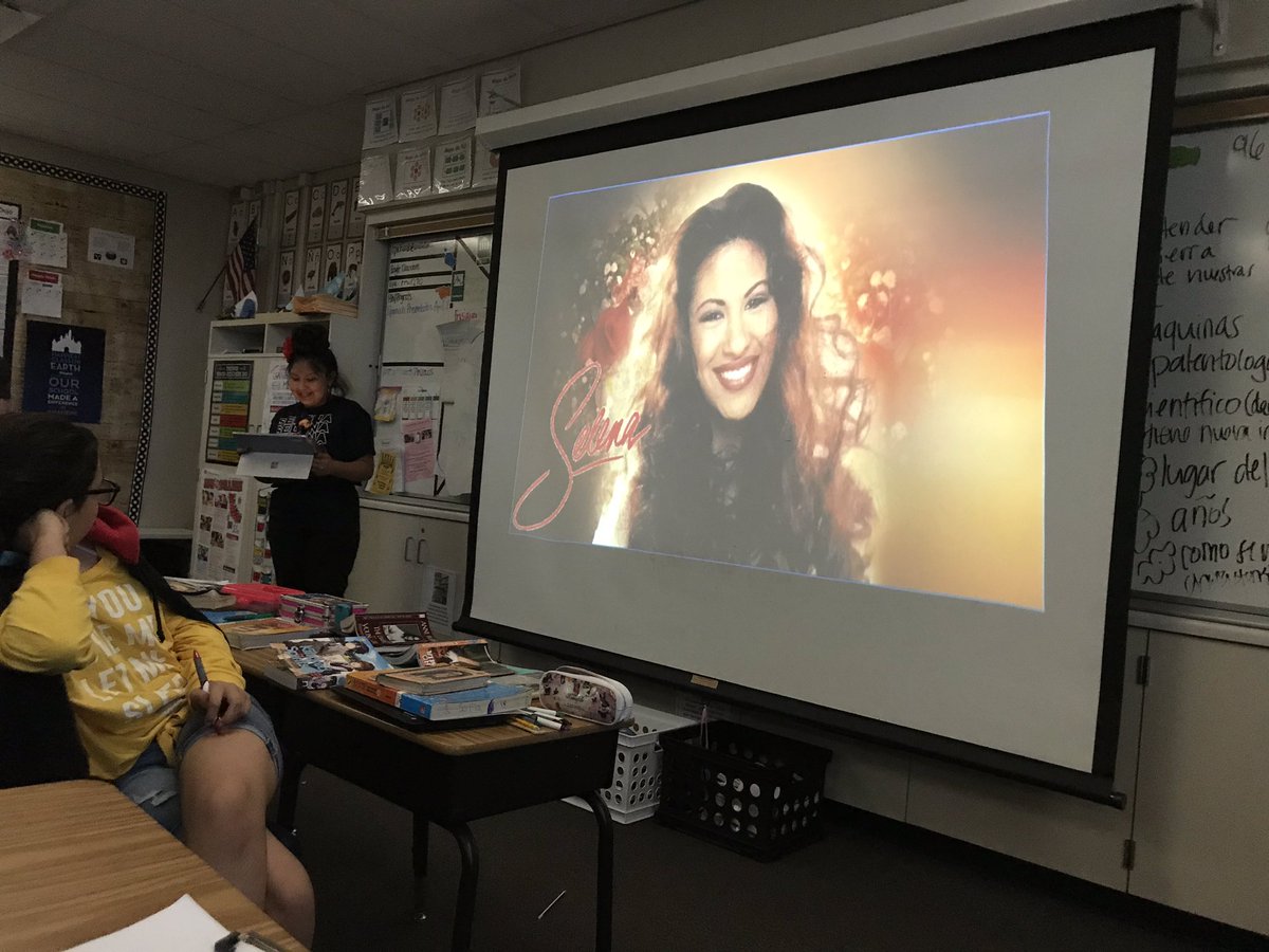MtraPichardo's tweet photo. ¡Nuestros eruditos en @JuarezScholars dieron presentaciones ejemplares! Entre ellos #artistas pintores, cantantes, y de cinematografía. Sus investigaciones reflejan sus conocimientos #globales #bilingüe #whychooseanaheim #FutureReady https://t.co/Z4vjDnYIEr