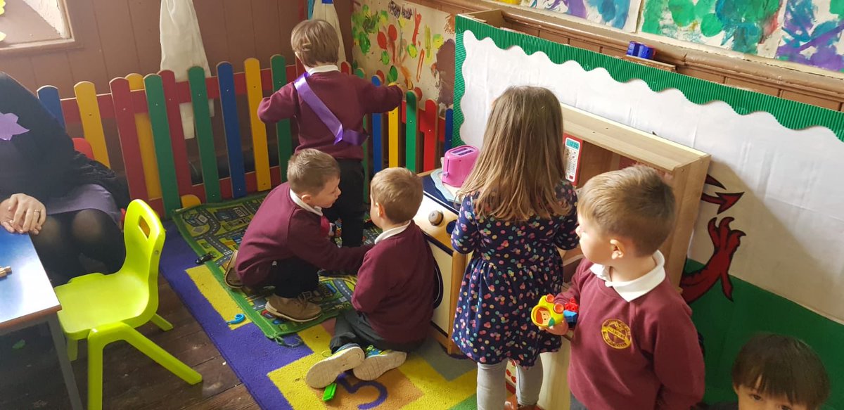 YsgolLlandybie's tweet photo. Plant y meithrin yn ymweld a Phlant bach y Llan heddiw. #partipiws The nursery pupils visiting Plant Bach y Llan today. https://t.co/sqWeTqmS7W