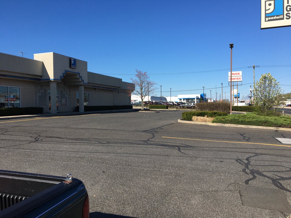 MoneyntheGarage's tweet photo. Nothing beats an empty #Goodwillstore parking lot 1st thing in the morning! #Goodwill #thriftstore #thriftshop #thrifting https://t.co/Kq0okwBdEK