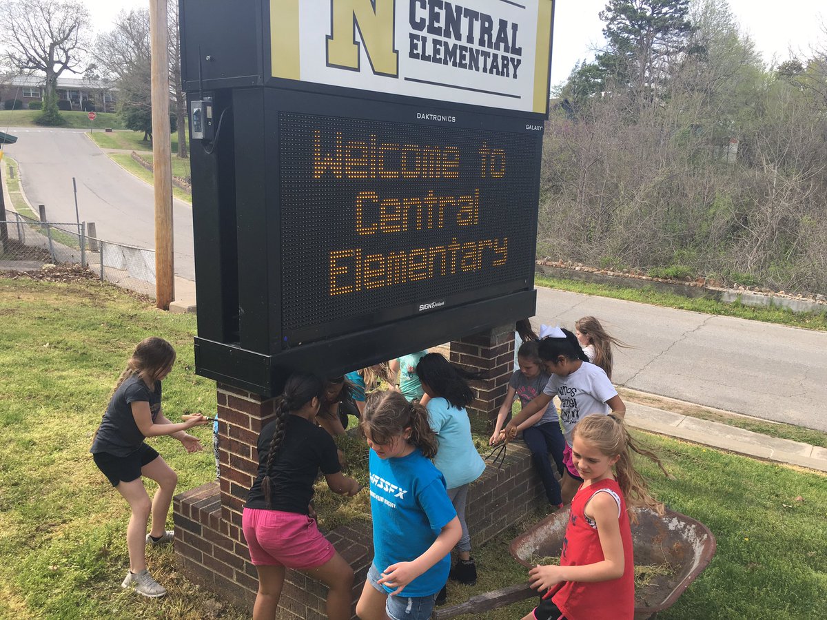 larrydowell4's tweet photo. #bringingbackthebloom @Neosho_Central Garden Club-Girls Day! Ladies cleaning out our sign box and planting beautiful flowers. They worked hard and are so proud of our school and Neosho! This is only the beginning! @larrydowell4 @normandenise4 @christinecawle3 @NeoshoChamber https://t.co/uYoeTrStIk